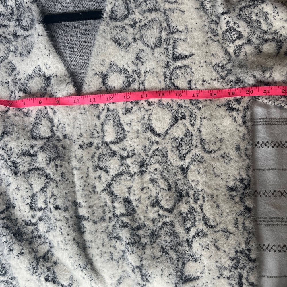 Lovestitch Black and White Snake Patterned Open Cardigan - Picture 6 of 11